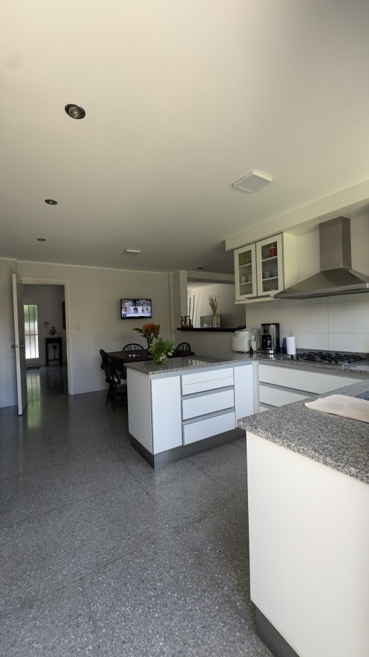 CHALET 5 AMB CON PARQUE Y QUINCHO - LOTE 10X33 - ZONA STELLA MARIS