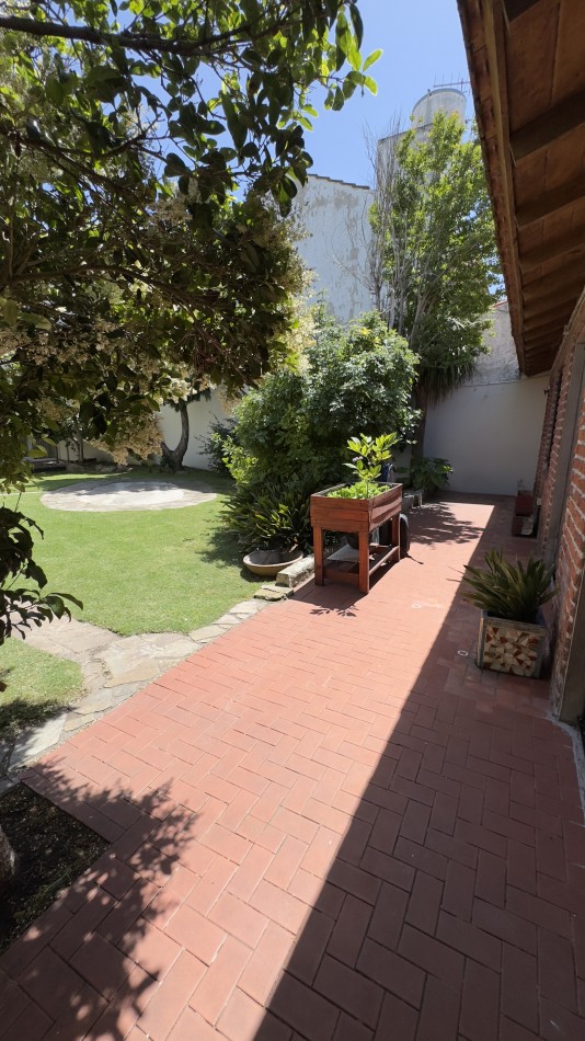 CHALET 5 AMB CON PARQUE Y QUINCHO - LOTE 10X33 - ZONA STELLA MARIS