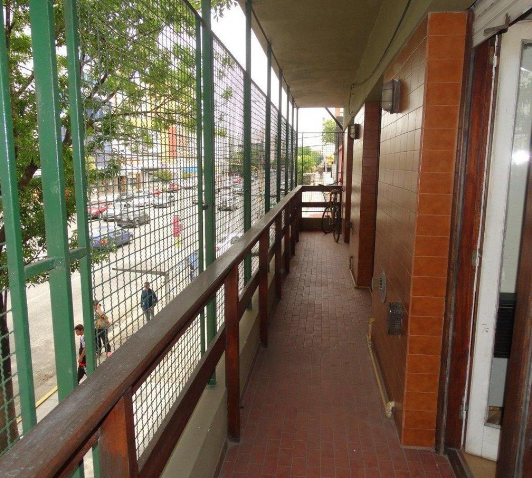 DEPARTAMENTO 3 AMBIENTES A LA CALLE BALCON Y PATIO