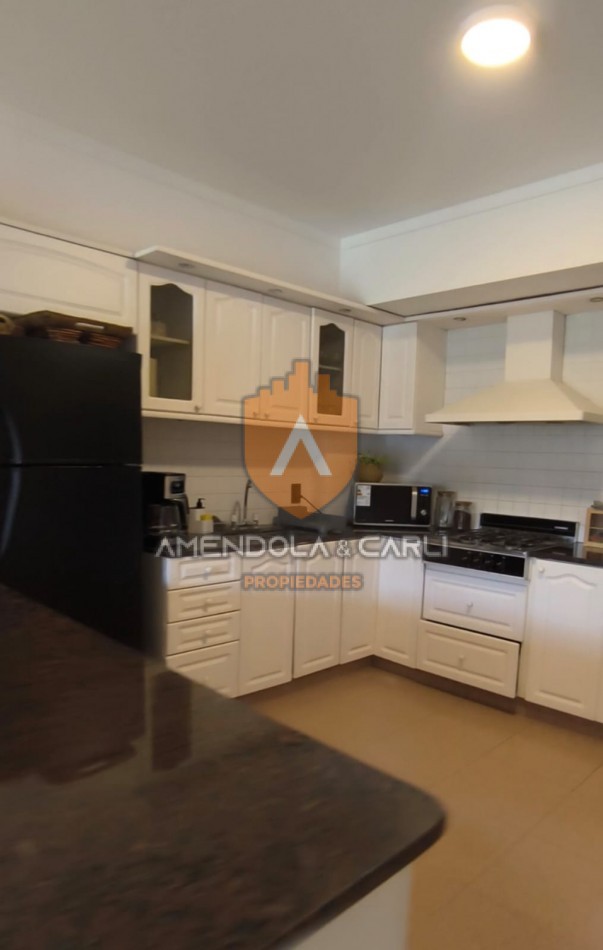 CHALET SOBRE LOTE DE 10X43 EN AVENIDA PASO AL 900! A 2 CUADRAS DEL PARQUE PRIMAVESI!