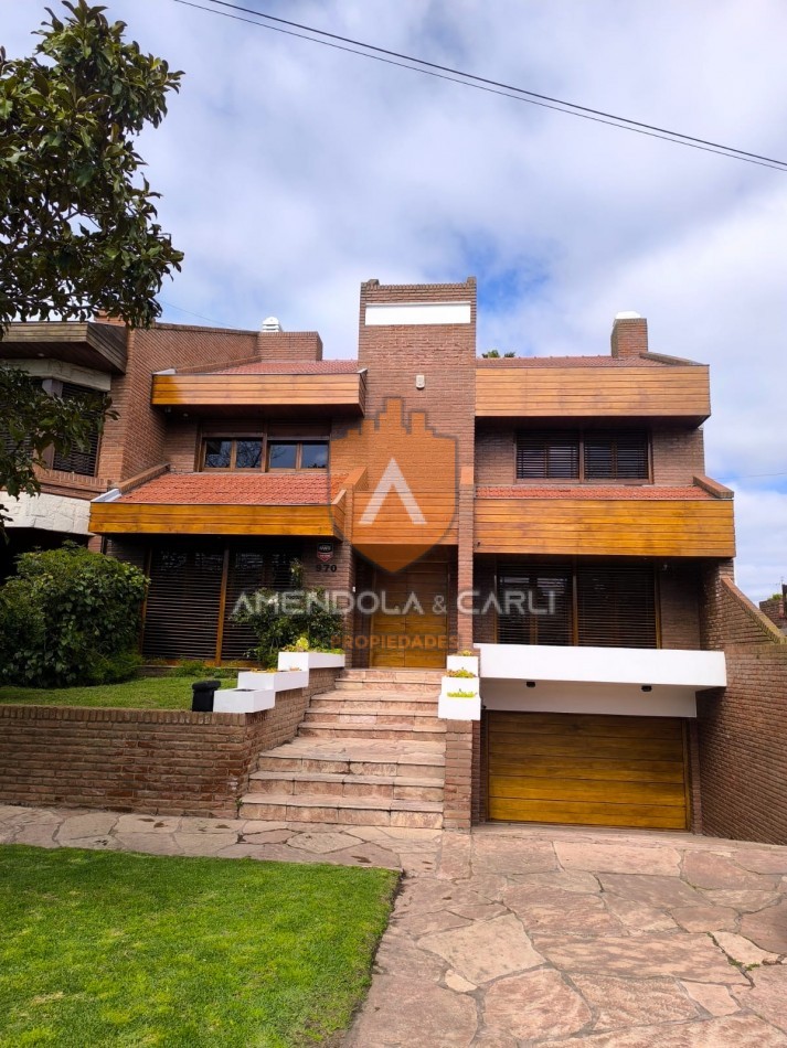 CHALET SOBRE LOTE DE 10X43 EN AVENIDA PASO AL 900! A 2 CUADRAS DEL PARQUE PRIMAVESI!