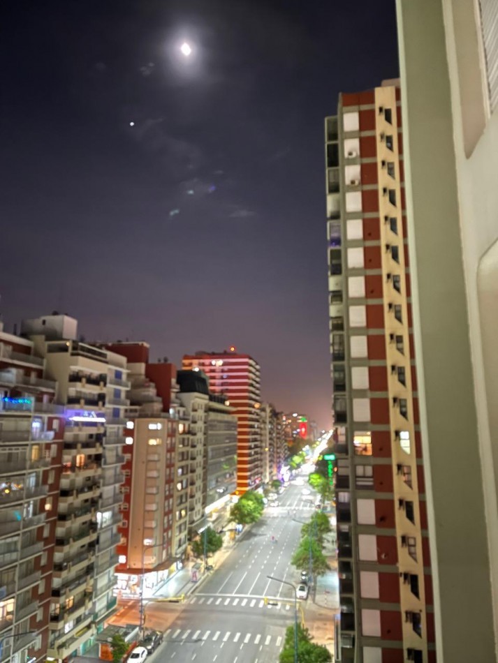 EN VENTA - 3 AMBIENTES A LA CALLE - CON COCHERA - ZONA CENTRO 