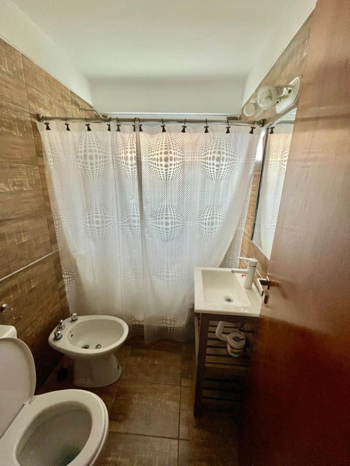 EN VENTA - 3 AMBIENTES A LA CALLE - CON COCHERA - ZONA CENTRO 