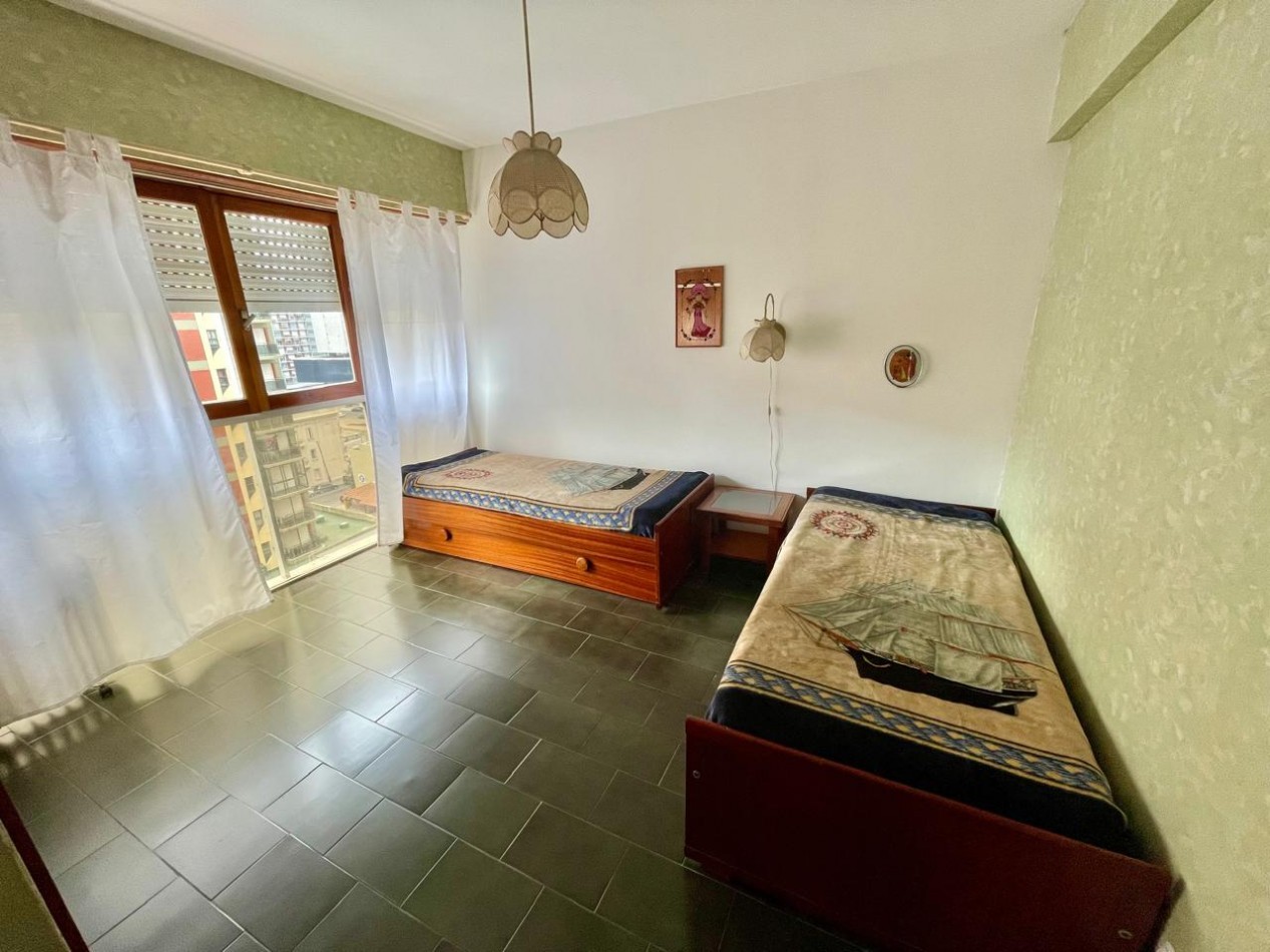 EN VENTA - 3 AMBIENTES A LA CALLE - CON COCHERA - ZONA CENTRO 