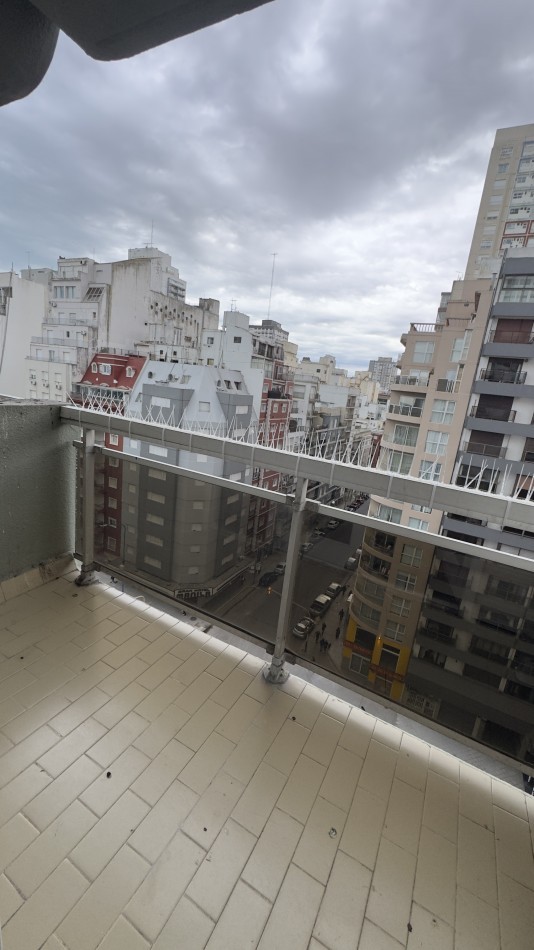 EN VENTA - 3 AMBIENTES A LA CALLE - CON COCHERA - ZONA CENTRO 