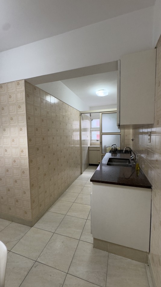 EN VENTA - 3 AMBIENTES A LA CALLE - CON COCHERA - ZONA CENTRO 