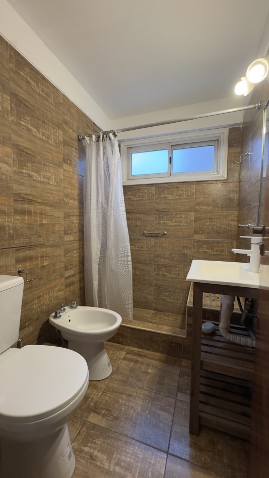 EN VENTA - 3 AMBIENTES A LA CALLE - CON COCHERA - ZONA CENTRO 