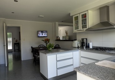 CHALET 5 AMB CON PARQUE Y QUINCHO - LOTE 10X33 - ZONA STELLA MARIS